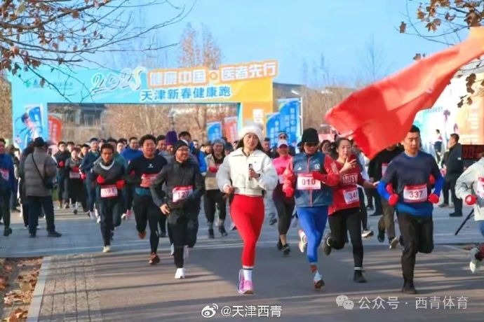 在竞争中共